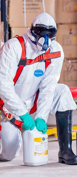 Der Umgang mit Gefahrstoffen erfordert höchste Sorgfalt und umfassende Fachkenntnisse.